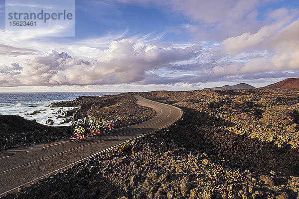 Gruppe von Radfahrern auf der Küstenstraße  Timanfaya-Nationalpark  Lanzarote  Kanarische Inseln  Spanien