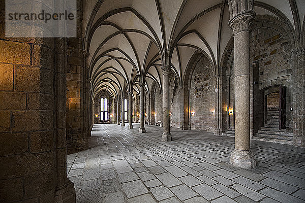 Innenraum eines Ganges mit Kreuzrippengewölbe im Kloster Mont Saint-Michel  Normandie  Frankreich