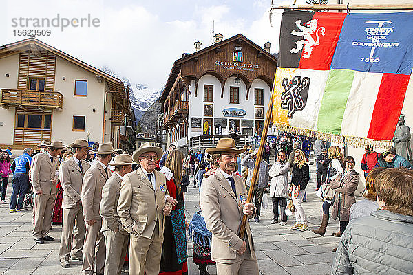 Eine Gruppe italienischer Bergführer trägt die traditionelle Kleidung des Guide Alpine Courmayeur für einen Umzug durch das Dorf Courmayeur.