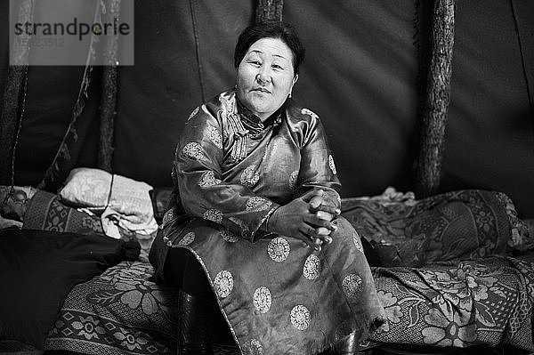 Porträt einer nomadischen Frau in traditioneller Kleidung  Mongolei