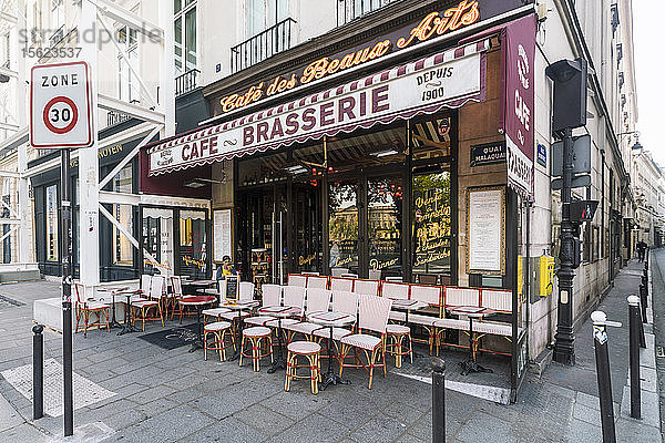 Die Rue Bonaparte  in der Napoleon lebte  ist heute ein Ort der Kunst in Paris mit vielen Kunstgalerien  die ihre Künstler ausstellen  Paris  Ile-de-France  Frankreich