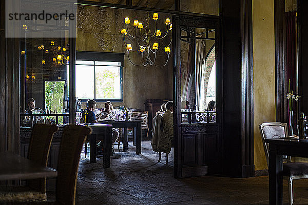 Interieur eines Restaurants mit Kunden in einer Bodega in Mendoza  Argentinien