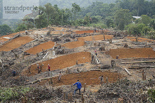 Dorfbewohner bauen Plattformen für ihre Häuser in einem Umsiedlungsgebiet oberhalb von Ban Kor Man Mai  Laos. Das Dorf wird durch den Staudamm Nr. 6 des Nam Ou-Flusses überflutet werden  und die von der Regierung vorgesehene Umsiedlung in der Nähe von Hat Sa wird nicht rechtzeitig abgeschlossen werden.