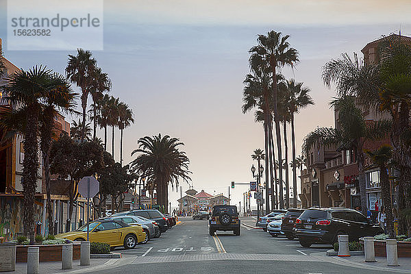 Blick auf die Hauptstraße von Huntington Beach  Richtung Pier  Kalifornien  USA