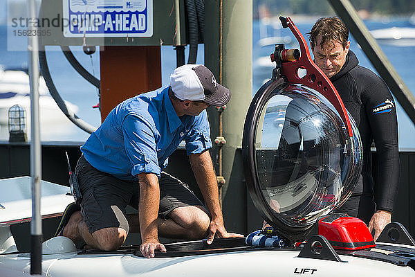 Zwei Männer bereiten den Prototyp eines persönlichen Zwei-Mann-U-Boots für einen Testtauchgang vor  Homewood Marina  Lake Tahoe  Kalifornien  USA