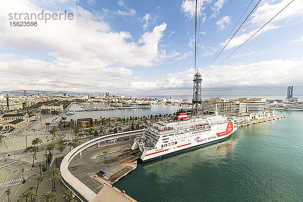 Luftaufnahme des Hafens von Barcelona mit Kreuzfahrtschiff  Katalonien  Spanien