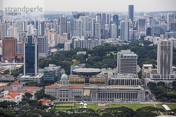 Eine Tagesansicht des Gebäudes des Obersten Gerichtshofs und der benachbarten Skyline von Singapur vom Dach des Marina Bay Sands Hotels aus.