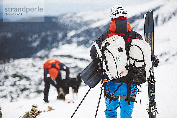 Ein Bergrettungsteam mit einem Lawinenhund in der Tatra  Polen