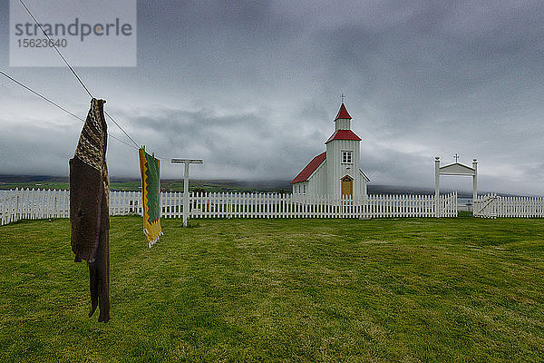 Urige isländische Kirche im Norden von Island