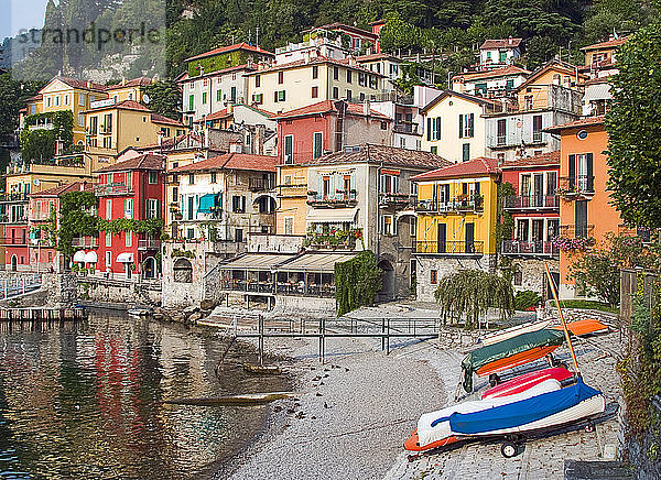 Das romantische und farbenfrohe italienische Dorf Varenna erhebt sich am Rande des Comer Sees auf einem grünen Berg.