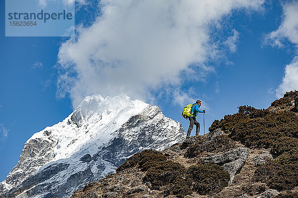 Seitenansicht eines Mannes beim Wandern in der Nähe des Mount Everest  Dingboche  Khumbu  Solukhumbu District  Nepal