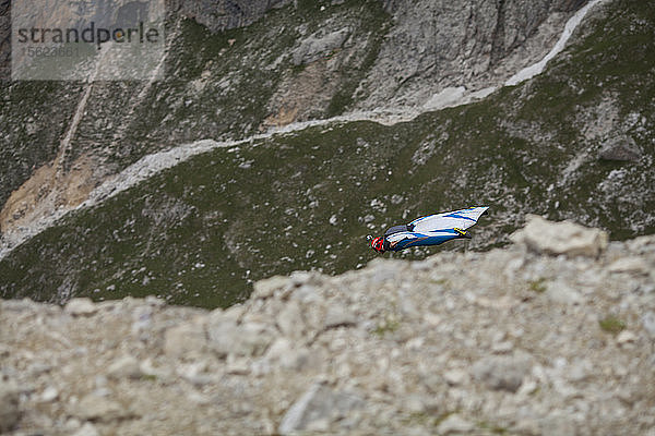 Wingsuit-Pilot Hartman Rector schwebt in den Dolomiten vorbei. Italien.