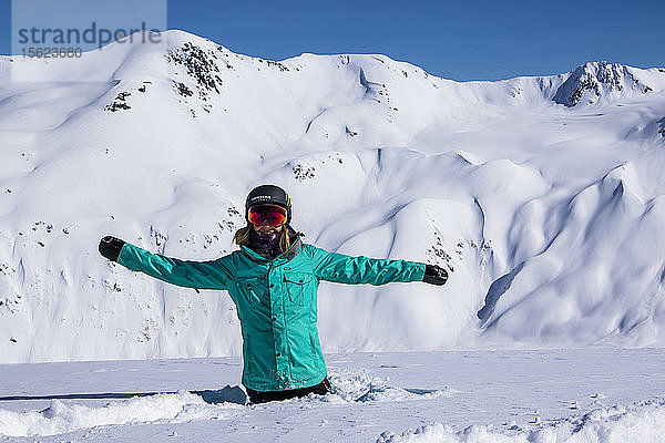 Der Profi-Snowboarder und Olympia-Goldmedaillengewinner von 2014  Jamie Anderson  genießt die Berge an einem sonnigen Tag in Haines  Alaska.