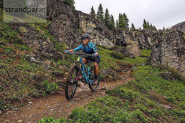 Mountainbikerin in felsiger Landschaft fährt bergab auf dem Ice Lakes Trail  USA