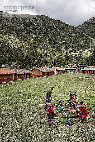 Kinder spielen auf dem Schulhof einer Grundschule im heiligen Tal