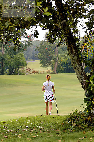 Junge Frau spielt Golf  Bali  Indonesien