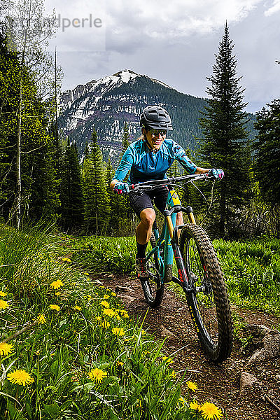 Mountainbikerin in malerischer Landschaft fährt bergab auf dem Ice Lakes Trail  USA