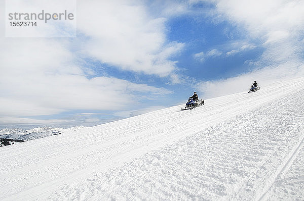 Zwei Motorschlittenfahrer auf einem Berghang  Vail  Colorado