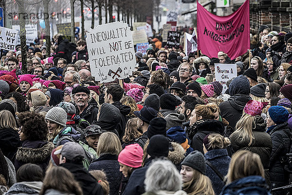 Demonstranten marschieren am Nationalen Frauentag  Kopenhagen