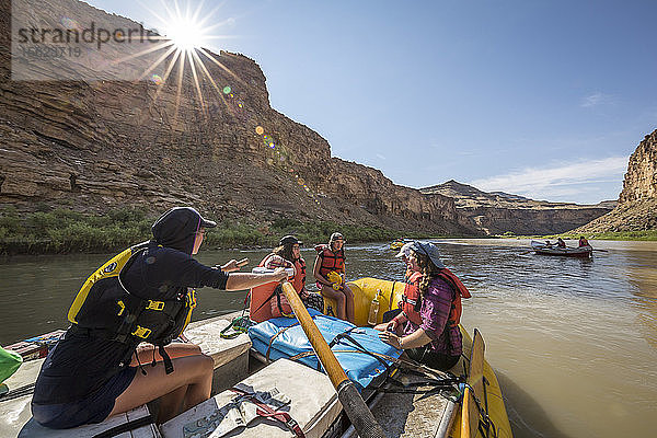 Floßführerin mit drei anderen weiblichen Passagieren auf einem Floß  Abschnitt Desolation/Gray Canyon  Utah  USA