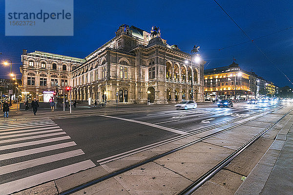 Beleuchtetes Äußeres der Wiener Staatsoper auf der anderen Straßenseite bei Nacht  Wien  Österreich