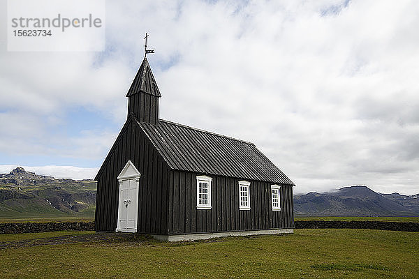 Die Budakirkja  allgemein bekannt als die schwarze Kirche von Island  ist ein Wahrzeichen der Stadt Budir auf der Halbinsel Snaeffelsnes in Island.