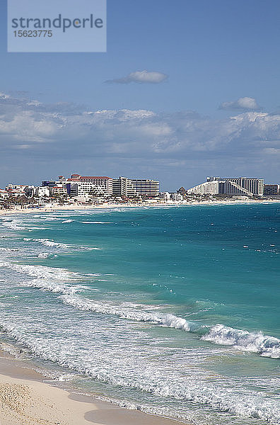 Ein Teil der Hotel Row  mit türkisfarbenem Meer  Cancun  Quintana Roo  Yucatan  Mexiko.