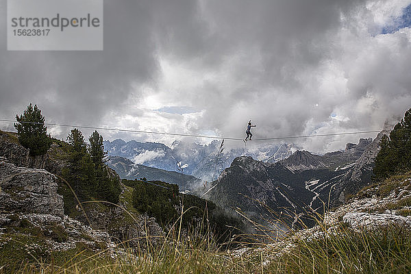 Highliner in den italienischen Dolomiten