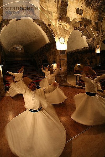 Sufis des Mevlevi-Ordens treten in einer Höhle in der Region Kappadokien in der Türkei auf. Sie sind im Volksmund als wirbelnde Derwische bekannt  weil sie sich zu Gebeten und Musik drehen. Dieser Orden von Sufis oder islamischen Mystikern wird mit Mevlana Jelal-ud-Din Rumi in Verbindung gebracht  dem Dichter aus dem 12. Jahrhundert  dessen Grab im nahe gelegenen Konya ein Schrein für den Orden und andere Gläubige ist.