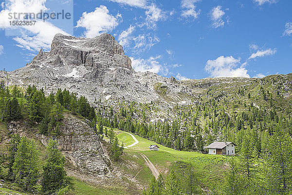 Blick vom Cinque Torri Area Lift in den Dolomiten  Italien