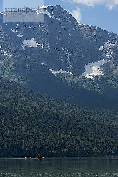 Pfadfinder beim Kanufahren auf der Bowron Lakes-Strecke. Bowron Lakes Provincial Park. Quesnel  Britisch-Kolumbien