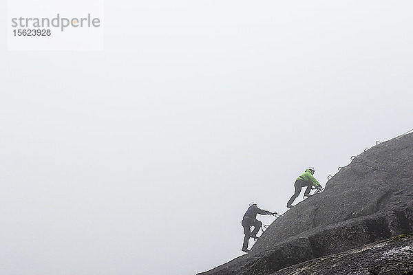 Eine Gruppe von Menschen genießt einen Klettersteig an einem regnerischen Herbsttag in Squamish  British Columbia.