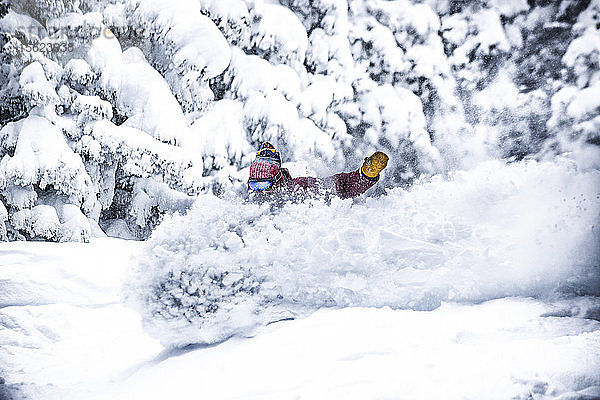 Ein Snowboarder fährt durch den Tiefschnee in Aspen  Colorado. Aspen Highlands