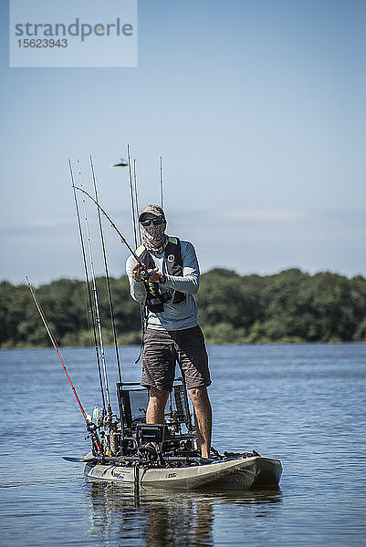 Angler macht einen Wurf