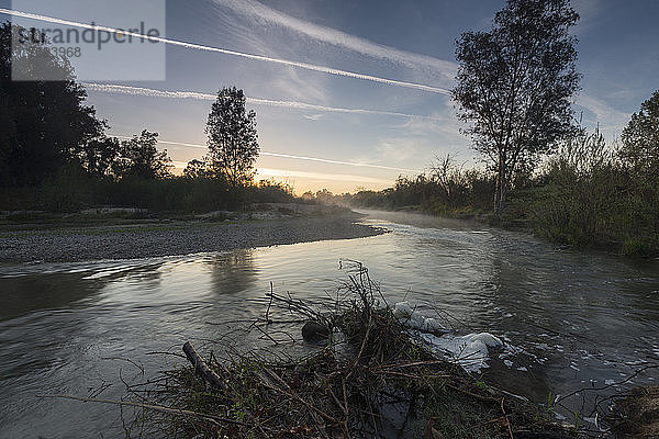 San Joaquin River  nördlich von Kerman  Kalifornien. Etwas weiter flussabwärts liegt der Fluss trocken.