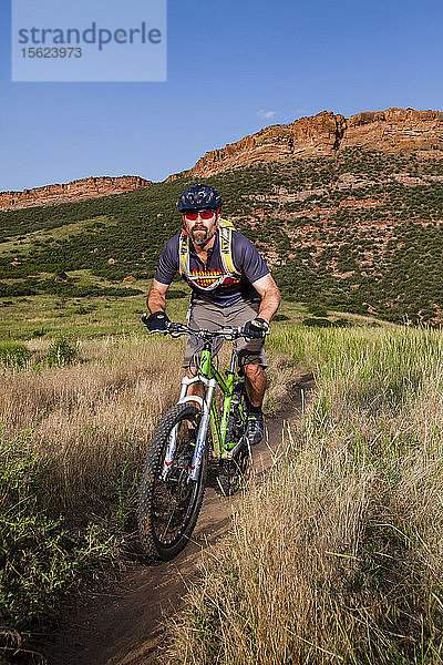 Mountainbiker fährt auf dem Blue Sky Trail und trägt ein New Belgium Brewing Fahrradtrikot. Er ist in der Nähe der Kreuzung des Coyote Ridge Trail mit dem Blue Sky Trail  Fort Collins  Colorado.