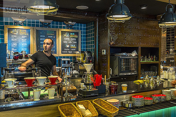 Barista beim Kaffeekochen in einem Istanbuler Kaffeegeschäft