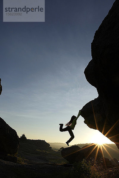 Larissa Arce aus Guanajuato probiert einige neue Boulderrouten im Tal der Frösche in der Nähe von Creel  Chihuahua  am 4. September 2015