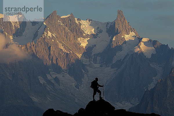 Silhouette eines Wanderers vor der Mont-Blanc-Kette in Chamonix