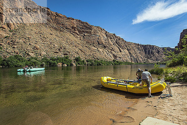 Zwei Personen beim Beladen des Floßes in der Nähe des Glen Canyon Damms im Grand Canyon
