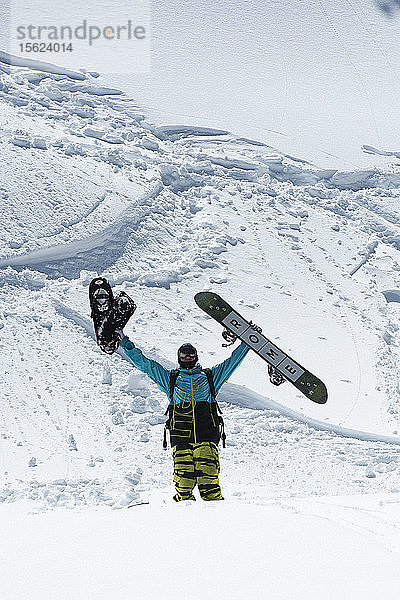 Ein Snowboarder ist nach einer epischen Abfahrt im Backcountry von Tahoe ganz aus dem Häuschen