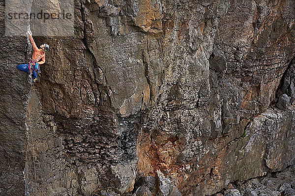 Die Profikletterer Jacopo Larcher  Barbara Zangerl  Roland Hemetzberger und Lara Neumeier auf einer Klettertour in Wales  Großbritannien.