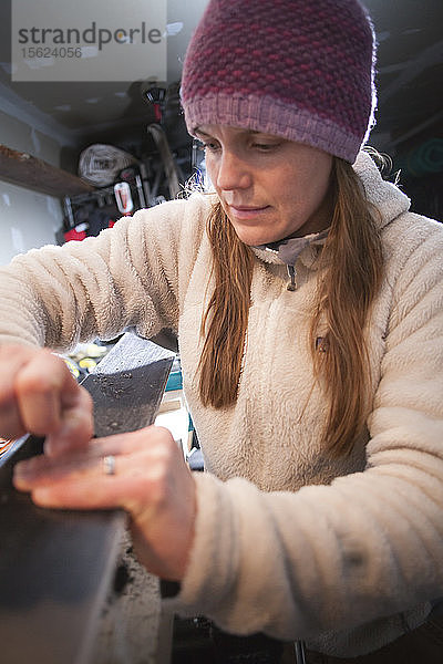 Frau mit Strickmütze beim Skituning in einer Garage  Missoula  Montana  USA