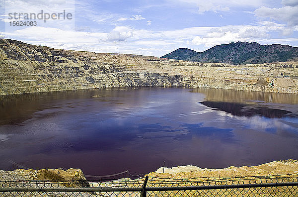 Berkeley Pit  ein ehemaliger Kupfertagebau in Butte  Montana  gehört zu den Superfund-Standorten in den USA.