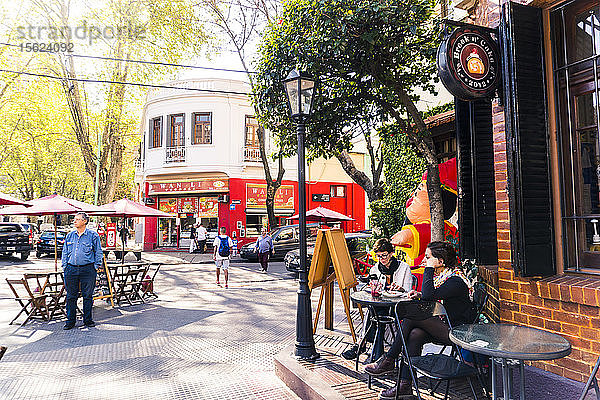 Menschen sitzen am Tisch in Chinatown  Buenos Aires  Argentinien