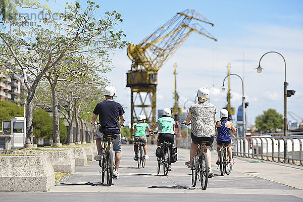Eine Gruppe von Menschen Reiten Bamboo Fahrrad in Puerto Madero  Buenos Aires  Argentinien