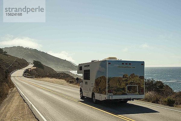 Wohnmobil auf dem Highway 101 entlang der Küste