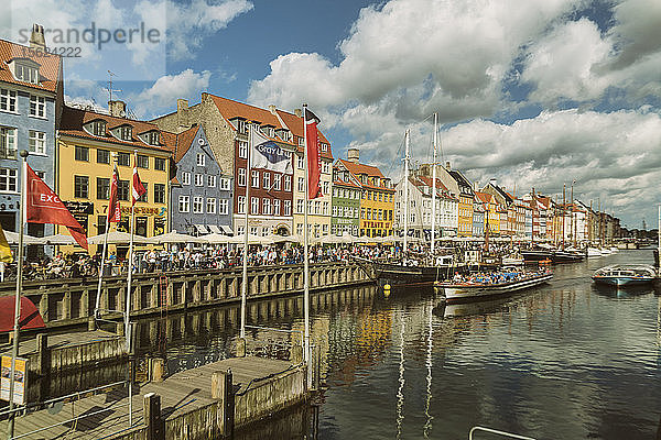 Nyhavn oder neuer Hafen voller Menschen  Kopenhagen  Kopenhagen  Dänemark