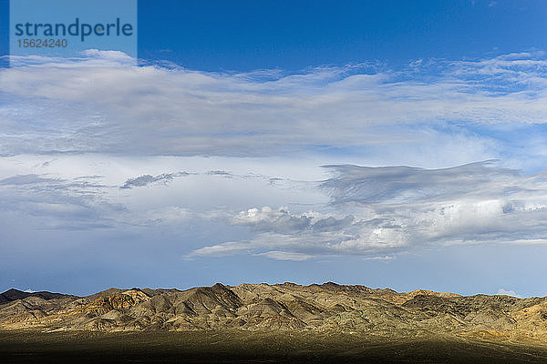 Becken und Gebirge entlang des Highway 50 in Nevada  USA