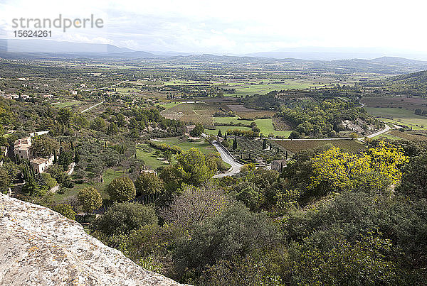 Blick aus der Ferne auf das auf einem Hügel gelegene Dorf Gordes in der Region Luberon in der Provence  Frankreich.